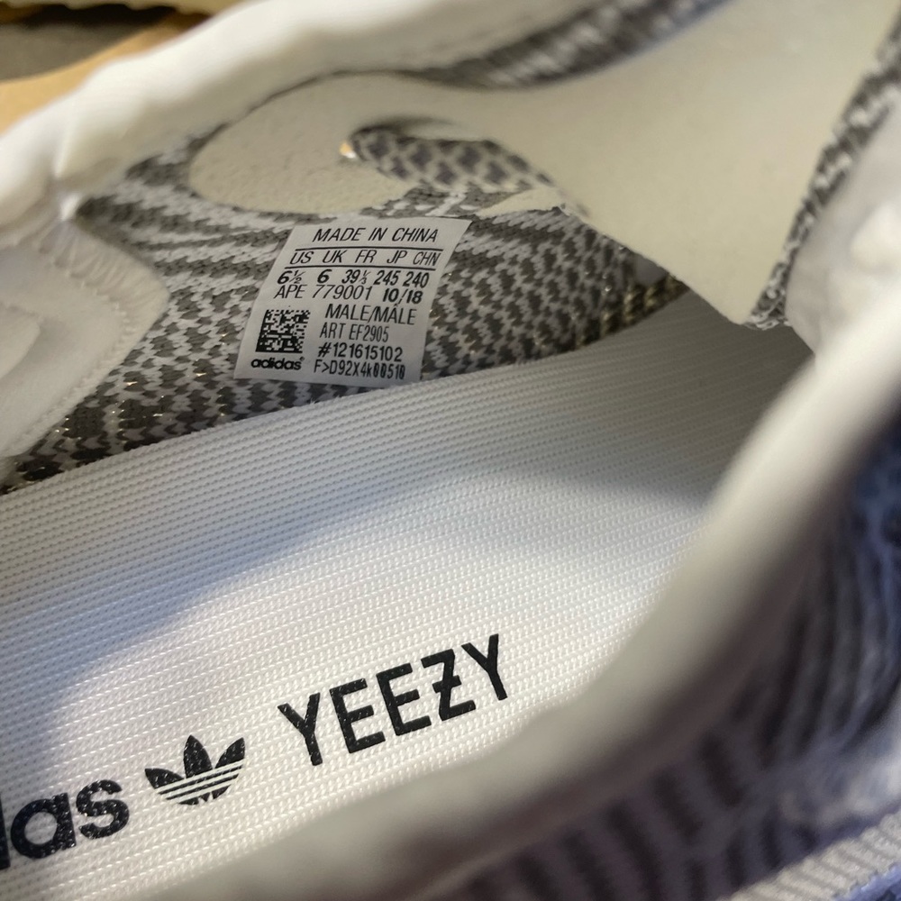 Adidas Yeezy Boost 350 V2 - Picture 4 of 5